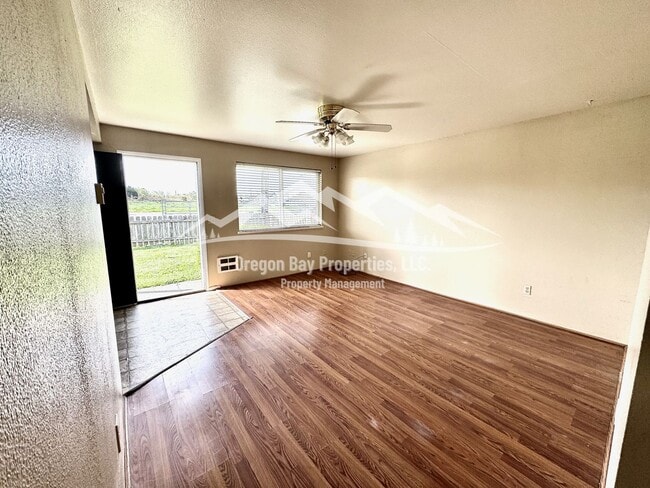 Building Photo - Dog Friendly Bandon Home: 3 bdrm / 1 ba