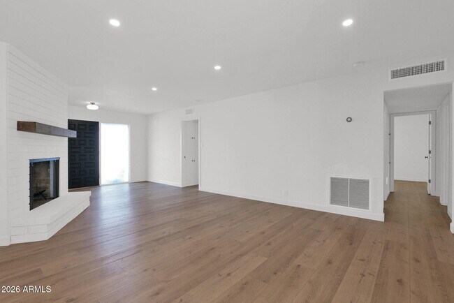 Building Photo - 501 W Seldon Ln