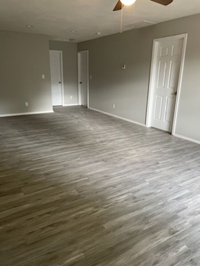 Building Photo - 3 Bed 2 Bath House November