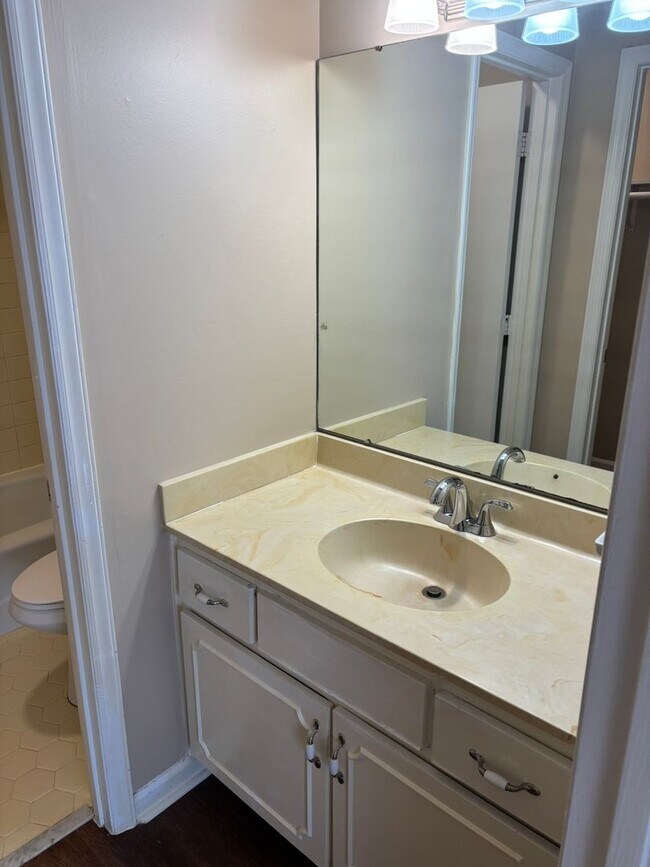 Building Photo - 6313 Olde Towne Dr