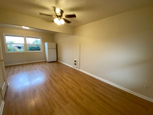 Building Photo - Quaint Studio in Central NE Location with ...