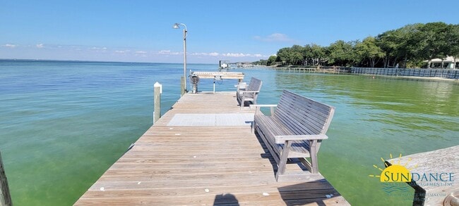 Building Photo - Spacious waterfront furnished condo in Des...
