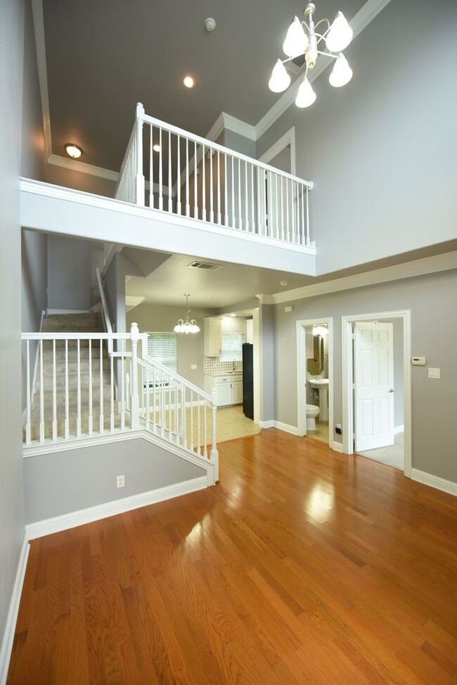 Building Photo - Two story townhome with rooftop patio!