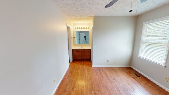 Building Photo - 40 Overlook Rd