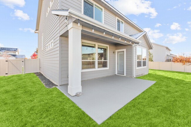 Building Photo - 5 Bedroom 2.5 Bath FOUR CAR GARAGE Eagle, ...