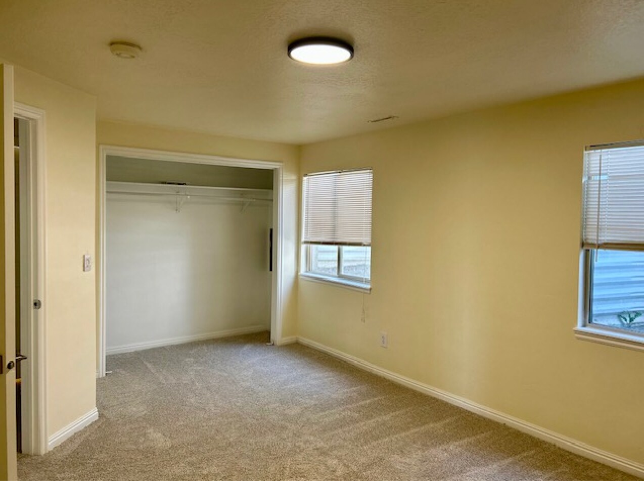 Building Photo - 3988 S Lake Vista Dr