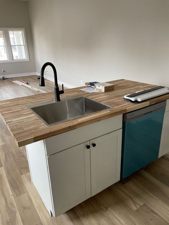 Building Photo - Shelby Park Amazing Newly Renovated 2 Bedr...
