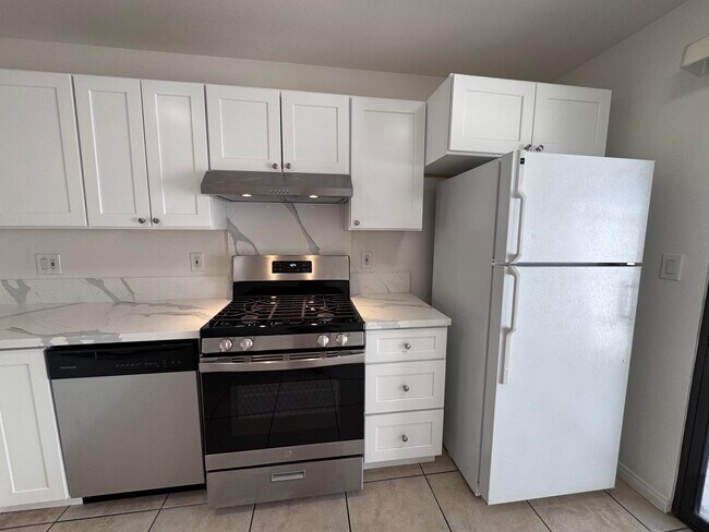 Building Photo - 45470 Sunrise Ln