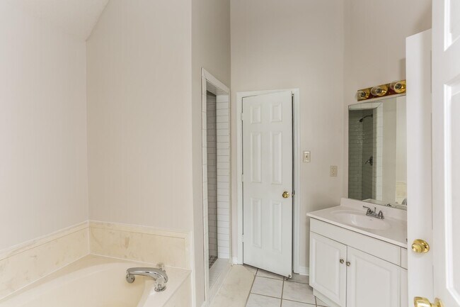 Building Photo - 4111 Meadow Ct Dr