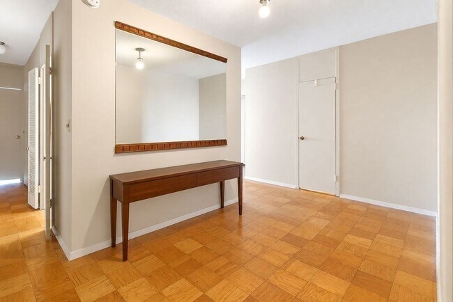Building Photo - 65 E India Row