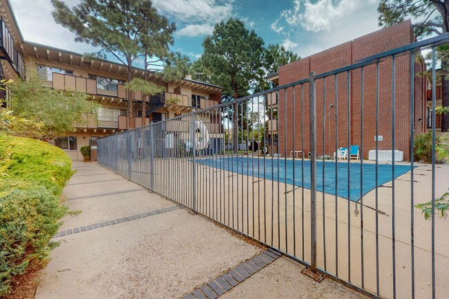 Building Photo - 1100 Alvarado Dr SE