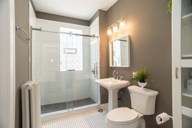 Building Photo - 2037 W Estes Ave