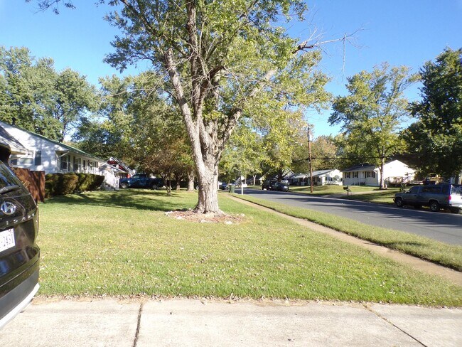 Building Photo - Well maintained cute house with huge fence...