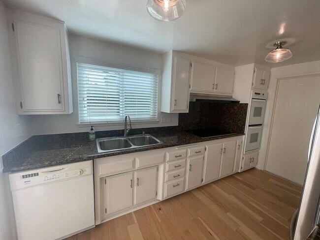 Building Photo - Beautiful 55+ home in the Seven Oaks Community!