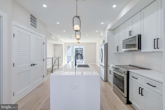 Building Photo - 722 Kenyon St NW