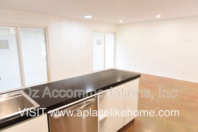 Building Photo - 4011 S Minnie St