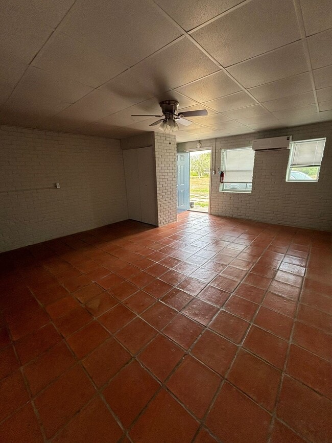 Building Photo - 1627 FM351