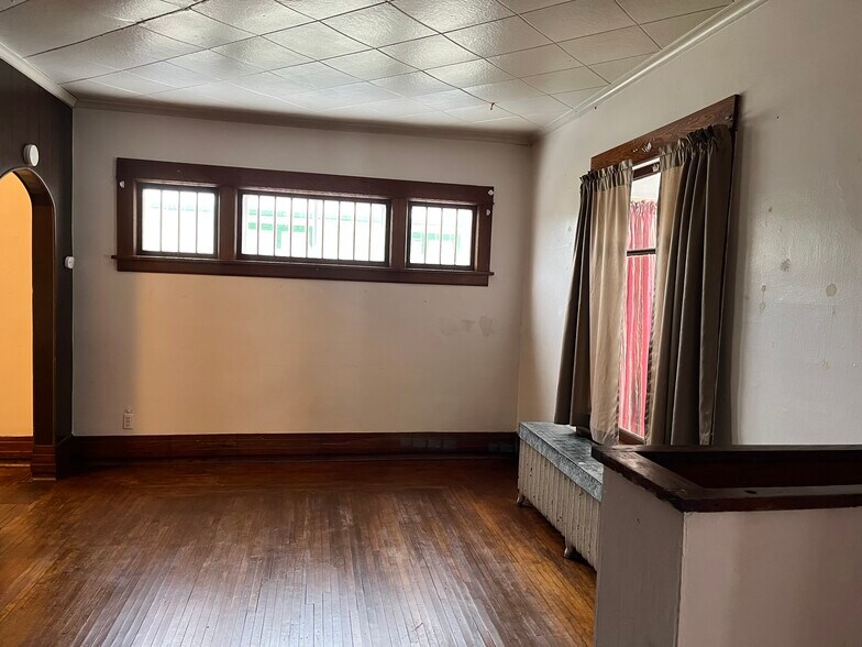 Building Photo - 417 Elm St