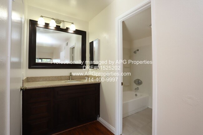 Building Photo - 2 Bed + 2 bath split level Condo with a 2 ...