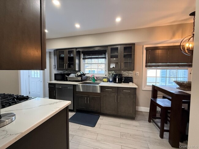 Building Photo - 201 Sydney Ave