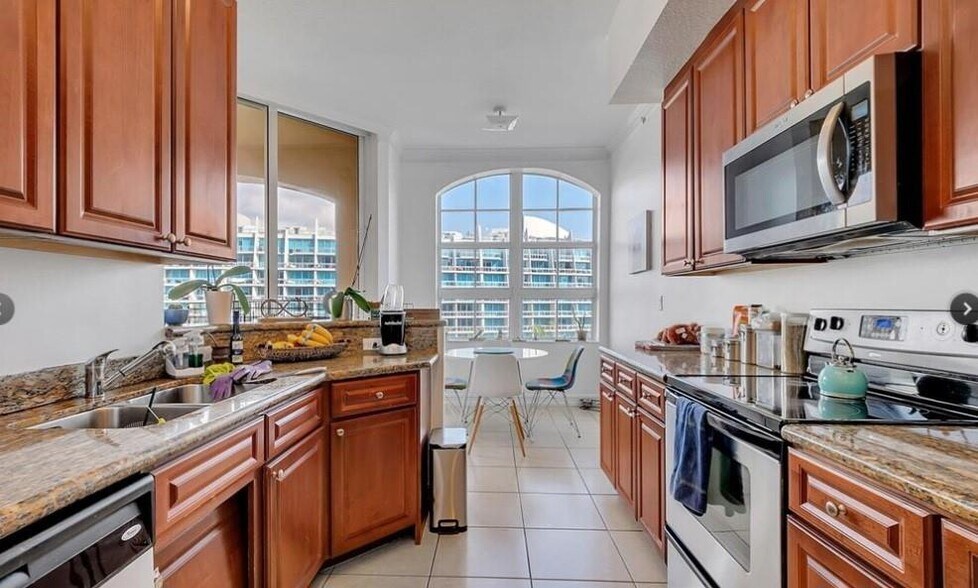 Building Photo - 3001 NE 185th St