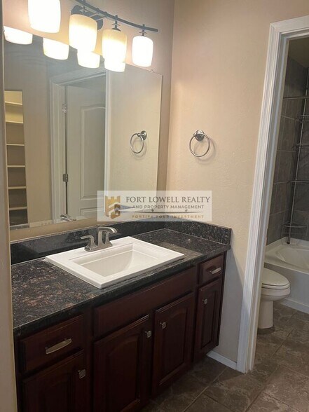 Building Photo - 2550 E River Rd