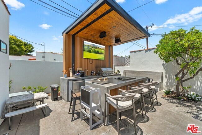 Building Photo - 3871 Roxton Ave