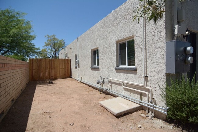 Building Photo - 3830 E Fairmount St