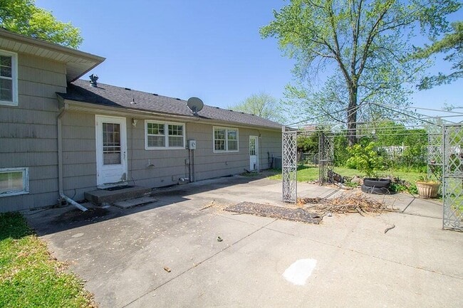 Building Photo - 2207 Bushnell Dr