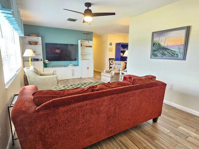 Building Photo - Seasonal Short-Term Pet Friendly 3 Bedroom 2 Bathroom Home in Venice East!