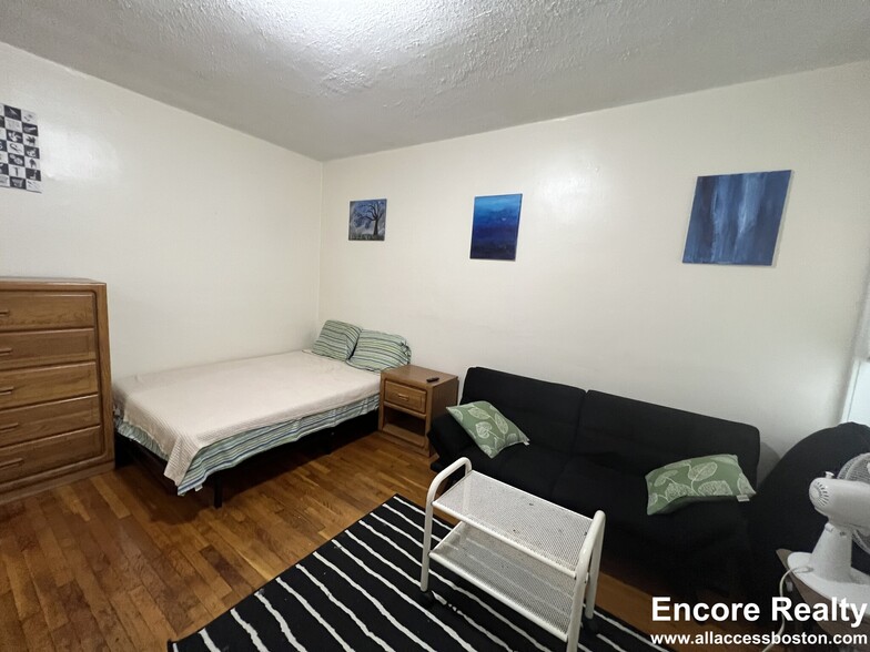 Building Photo - 382 Riverway
