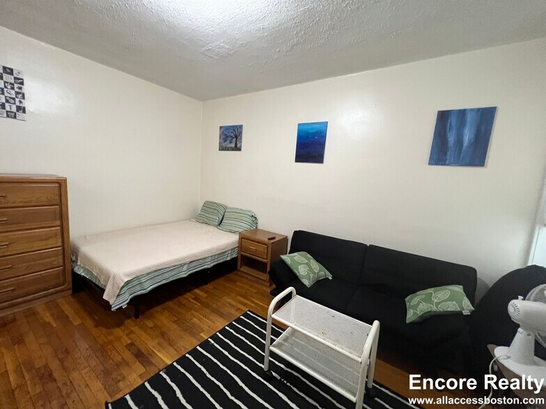 Building Photo - 382 Riverway St