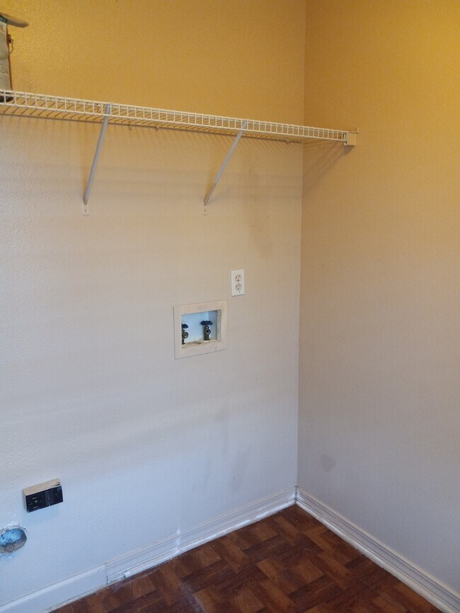 Building Photo - Cute patio home convenient to shopping and much more!