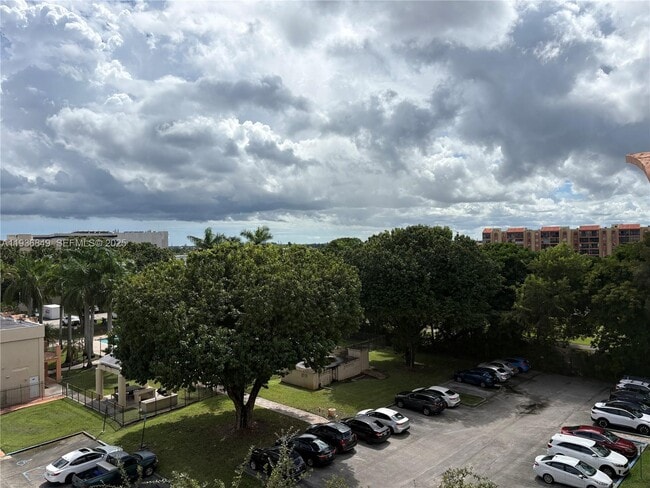 Building Photo - 9350 Fontainebleau Blvd