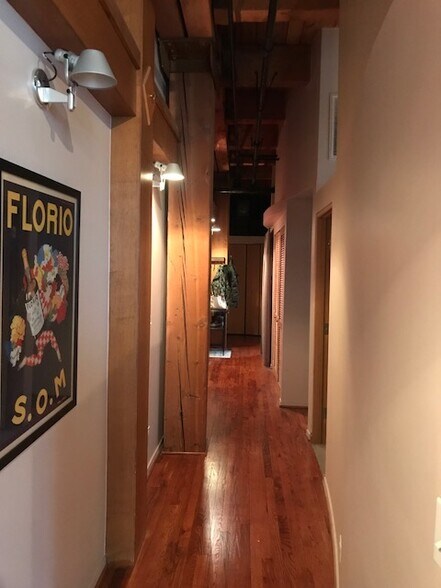 Building Photo - 1250 W Van Buren St