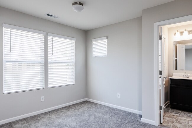 Building Photo - 628 Metro Sta