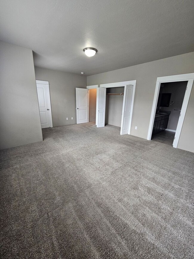 Building Photo - Beautiful 3 Bedroom Townhouse! Won't Last!