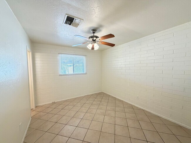 Building Photo - 3 Bedroom Gem with large bonus room and RV gate! No HOA