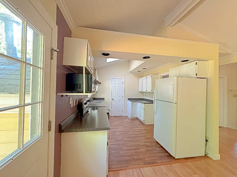 Building Photo - 102 Rock Nest Ct