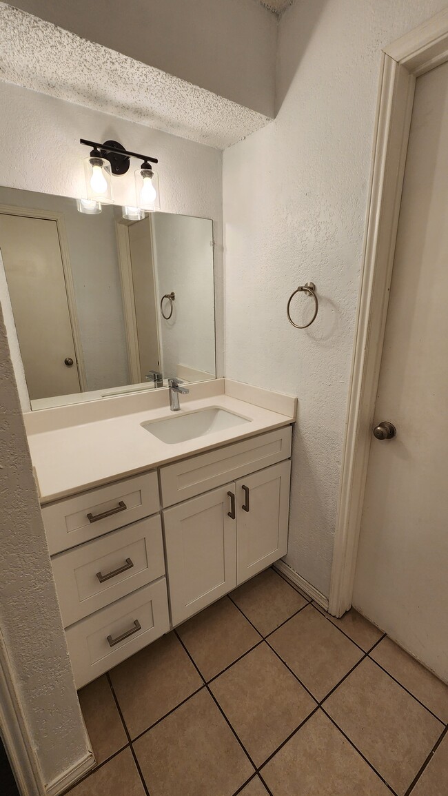Building Photo - 2519 Lido Ln