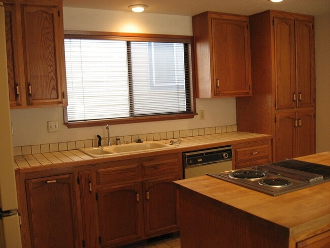 Building Photo - 824 SE Jensen St