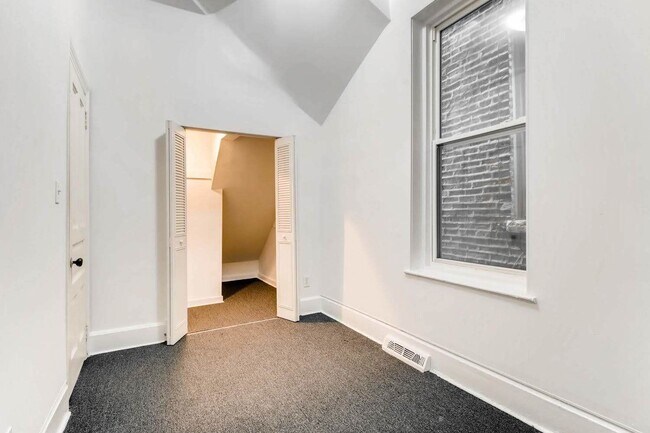 Building Photo - 722 W 18th St