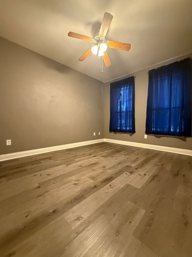 Building Photo - Beautiful 4 bedroom 2 bath home centrally located for added convenience