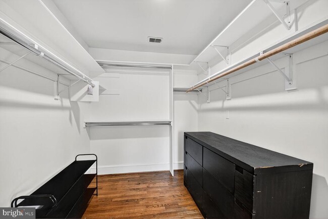 Building Photo - 3227 Ellicott St NW