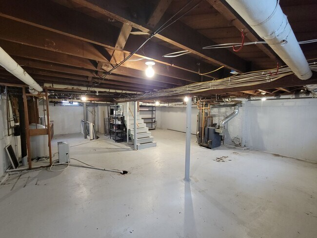 Building Photo - Beautiful Cedar Falls Home