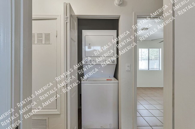 Building Photo - 1107 W Sonora St