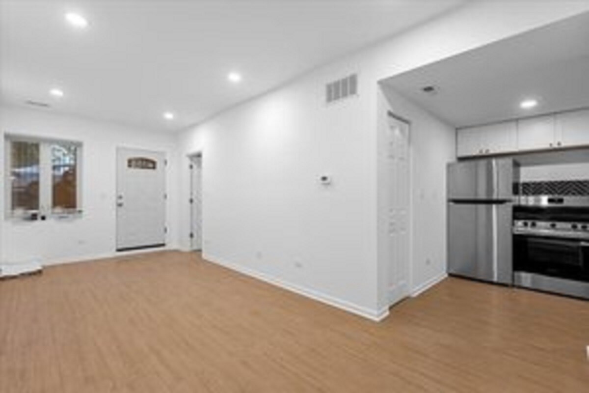 Building Photo - 1313 W Chicago Ave