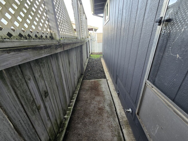 Building Photo - 633 NE Channon Ave