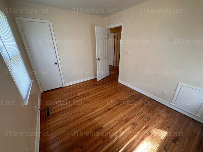 Building Photo - $725 - 2 bed 1 bath - Duplex *COMING SOON*