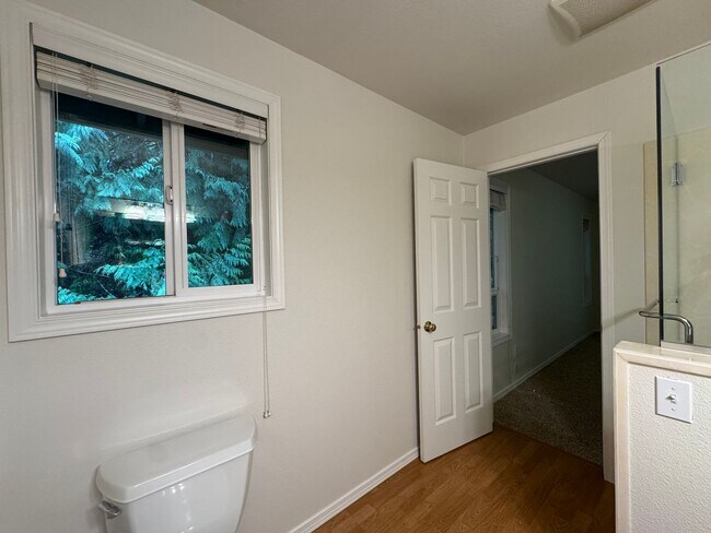 Building Photo - Home Sweet Home! 2 bedroom in Gig Harbor!